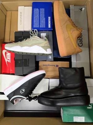 The photo shows a package with footwear in the category CS.