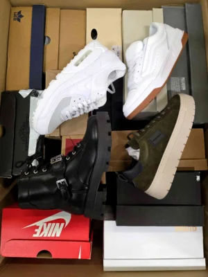 The photo shows a package with footwear in the category CS.