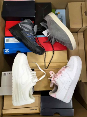 The photo shows a package with footwear in the category CS.