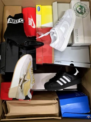 The photo shows a package with footwear in the category CS.