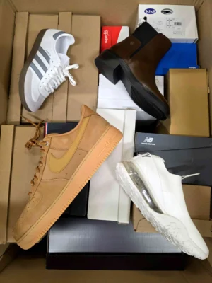 The photo shows a package with footwear in the category CS.