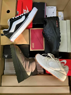 The photo shows a package with footwear in the category CS.