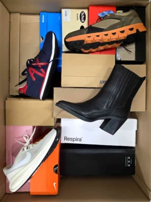 The photo shows a package with footwear in the category CS.