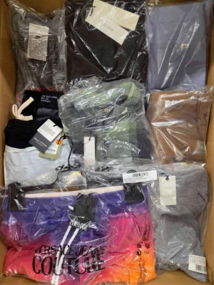 The photo shows a package with clothing in the category AM.