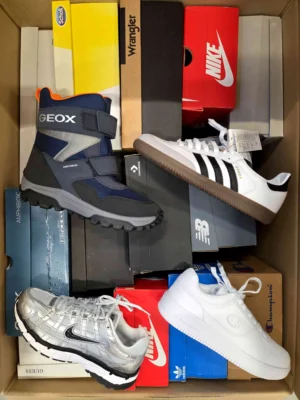 The photo shows a package with footwear in the category CS.