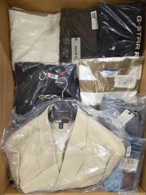 The photo shows a package with clothing in the category AM.