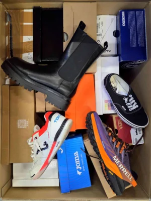 The photo shows a package with footwear in the category CS.