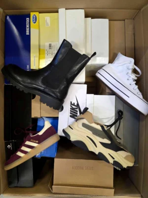 The photo shows a package with footwear in the category CS.