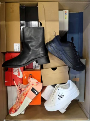 The photo shows a package with footwear in the category CS.