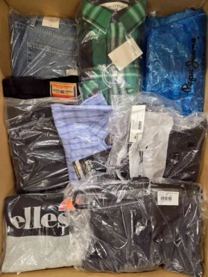 The photo shows a package with clothing in the category AM.