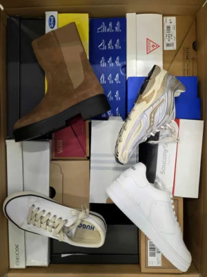 The photo shows a package with footwear in the category CS.