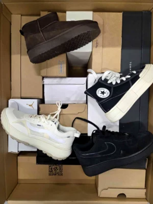 The photo shows a package with footwear in the category CS.