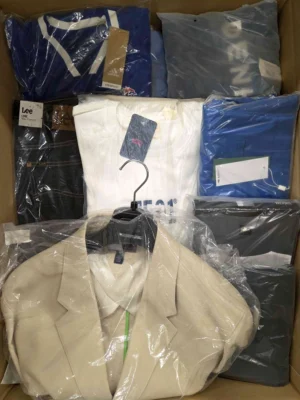 The photo shows a package with clothing in the category AM.