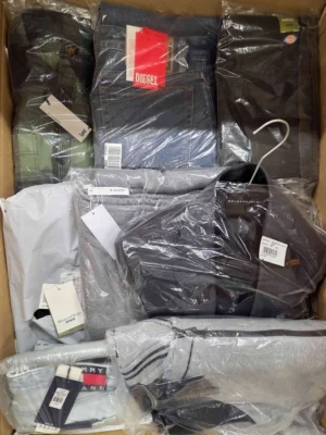 The photo shows a package with clothing in the category AM.