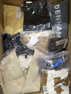 The photo shows a package with clothing in the category AM.