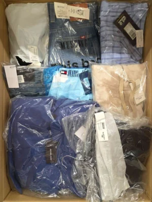 The photo shows a package with clothing in the category AM.