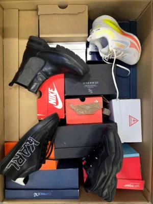 The photo shows a package with footwear in the category CS.