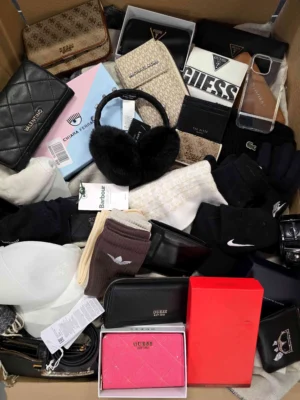 The picture shows a package with accessories in the category AC.