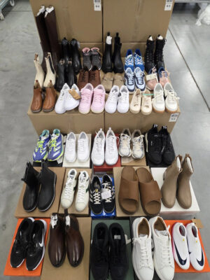 The photo shows a package with clothing in the category R.