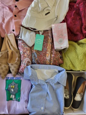 The photo shows a package with clothing in the category SN.