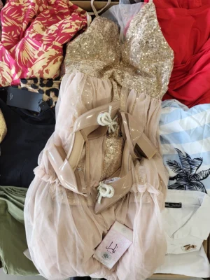 The photo shows a package with clothing in the category SN.