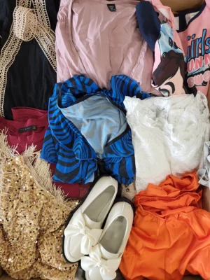 The photo shows a package with clothing in the category SN.