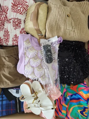 The photo shows a package with clothing in the category SN.