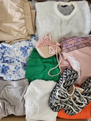 The photo shows a package with clothing in the category SN.