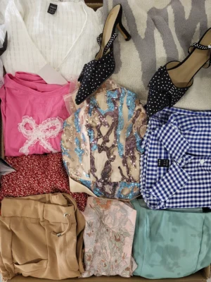 The photo shows a package with clothing in the category SN.