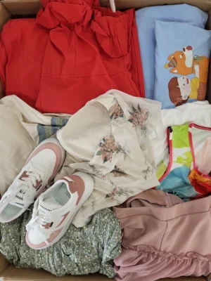 The photo shows a package with clothing in the category SN.