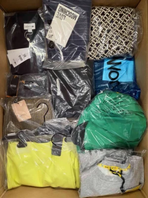 The photo shows a package with clothing in the category AP.