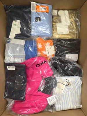 The photo shows a package with clothing in the category AP.