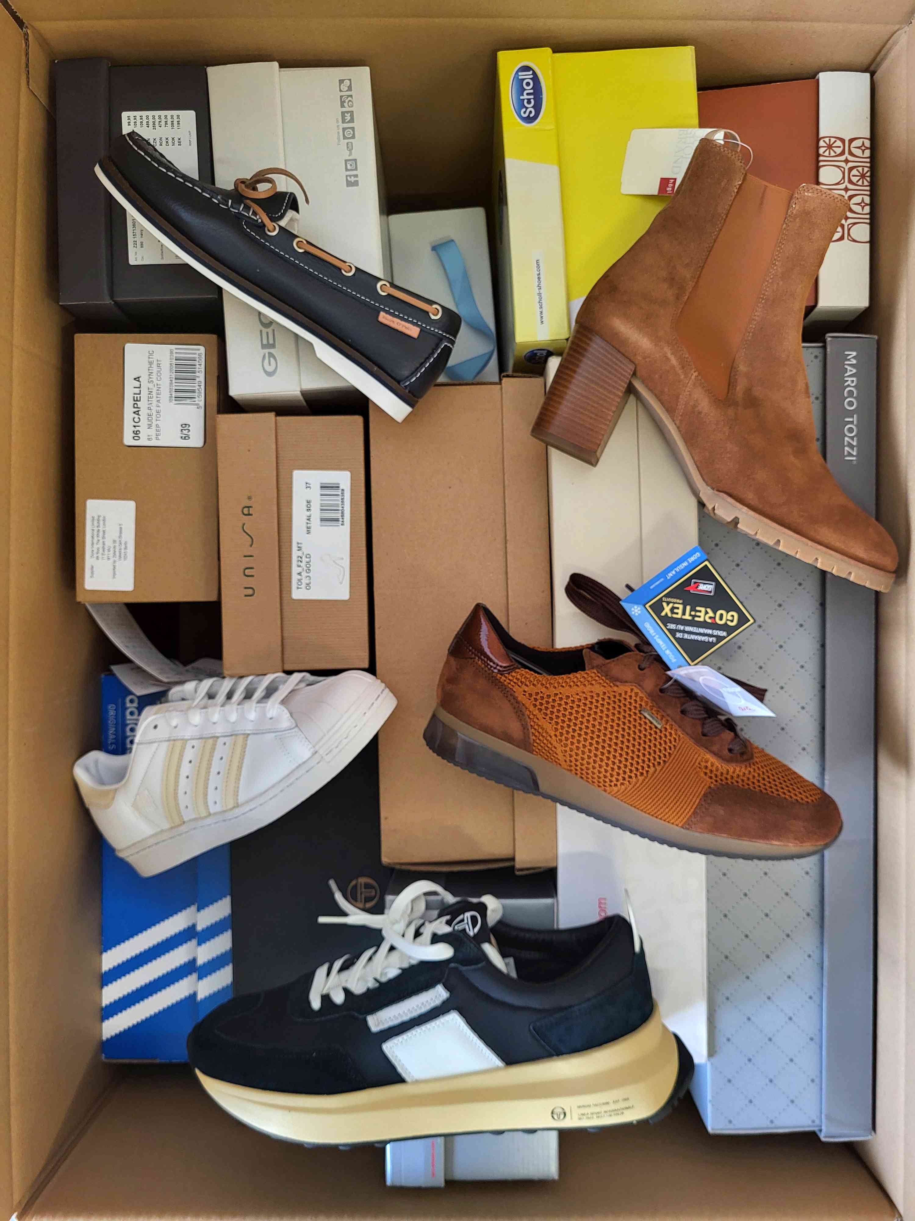 AS863 3 The photo shows a package with footwear in the category AS.