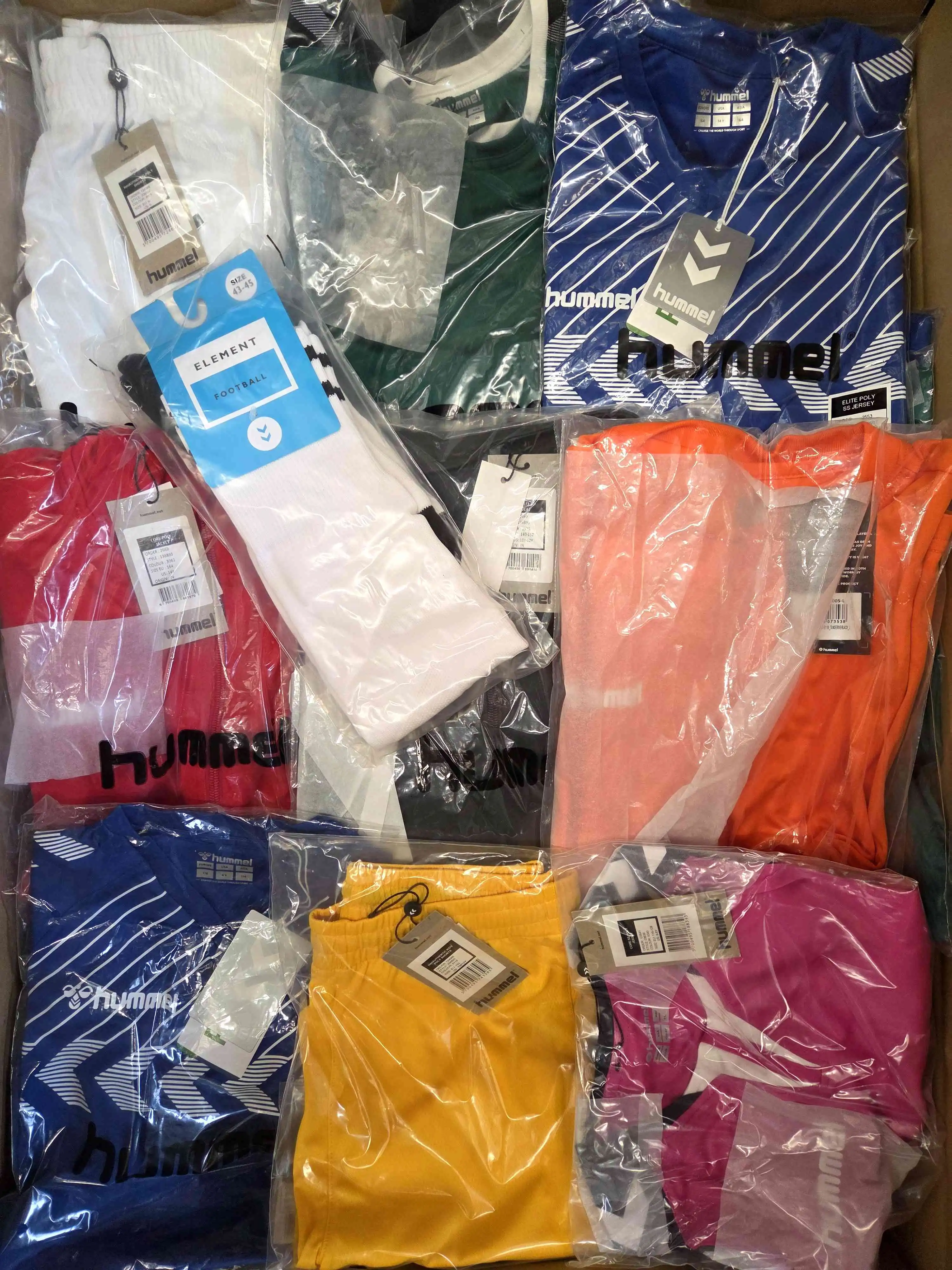 H869 3 The photo shows a package with clothing in the category H.