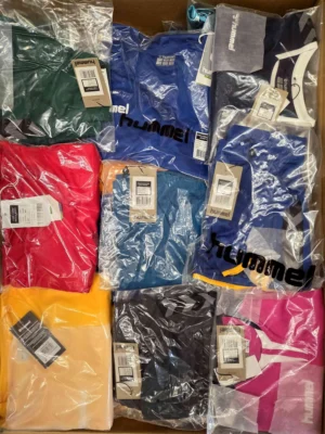 The photo shows a package with clothing in the category H.