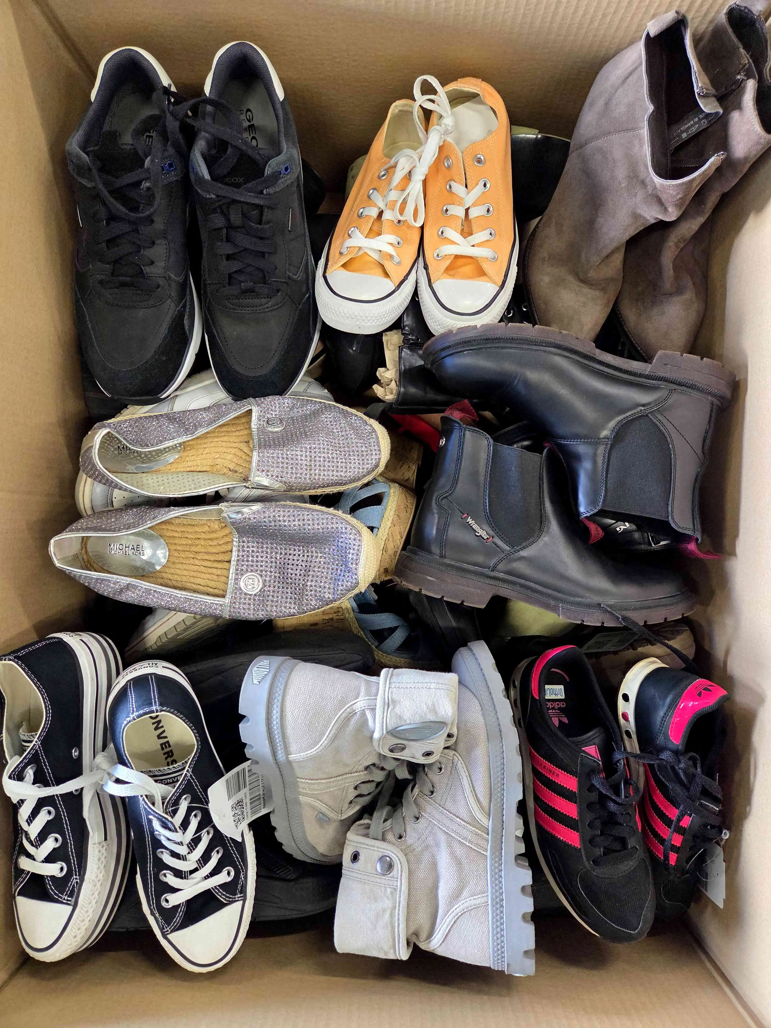 SH1110 3 The photo shows a package with footwear in the category SH.