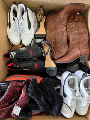 The photo shows a package with footwear in the category SH.