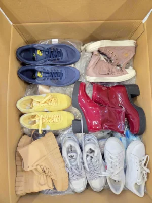 The photo shows a package with footwear in the category CSU.