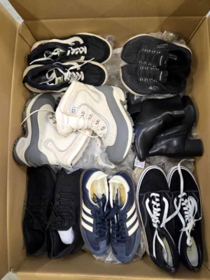 The photo shows a package with footwear in the category CSU.