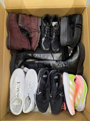 The photo shows a package with footwear in the category CSU.