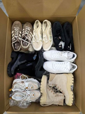 The photo shows a package with footwear in the category CSU.