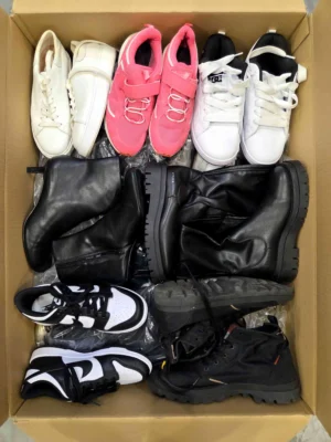 The photo shows a package with footwear in the category CSU.