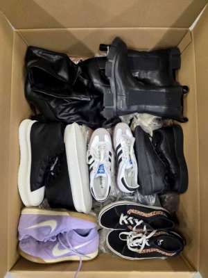 The photo shows a package with footwear in the category CSU.