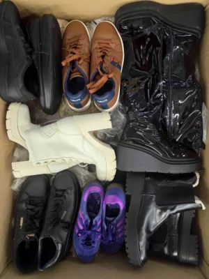 The photo shows a package with footwear in the category CSU.