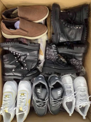 The photo shows a package with footwear in the category CSU.