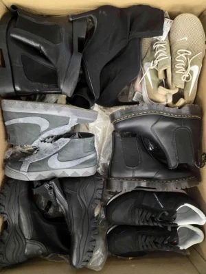 The photo shows a package with footwear in the category CSU.