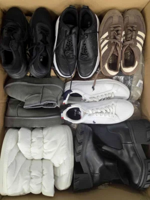 The photo shows a package with footwear in the category CSU.