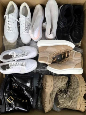 The photo shows a package with footwear in the category CSU.