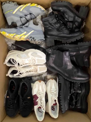 The photo shows a package with footwear in the category CSU.