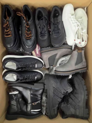 The photo shows a package with footwear in the category CSU.